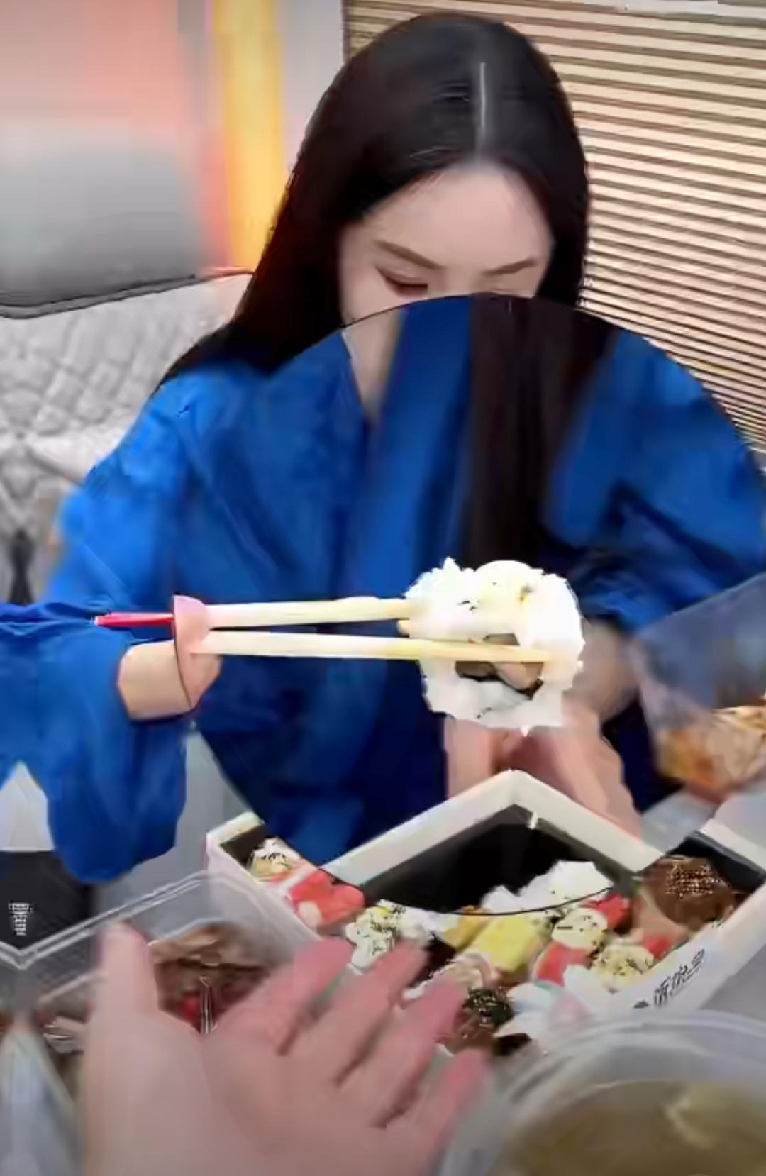 杨幂干饭名场面太真实！表面狂炫寿司超投入，手速快到像赶场，实则全程就啃了一个寿司