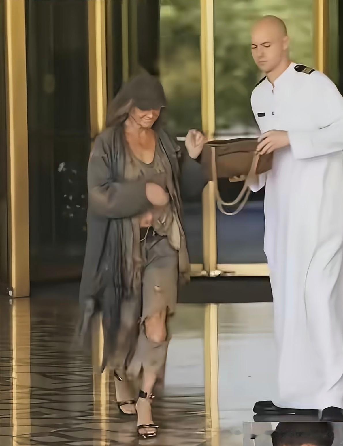 巴黎世家那套衣服据说5万欧元
我突然发现一条发财路，这个在印度遍地都是宝，三哥怎