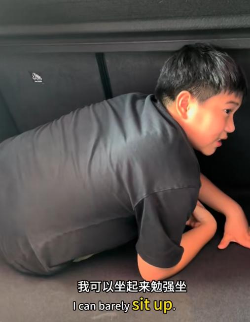 广东，9岁男孩和亲爸、后妈外出旅行，却反被塞进后备箱数小时，亲母发现后崩溃要抚养