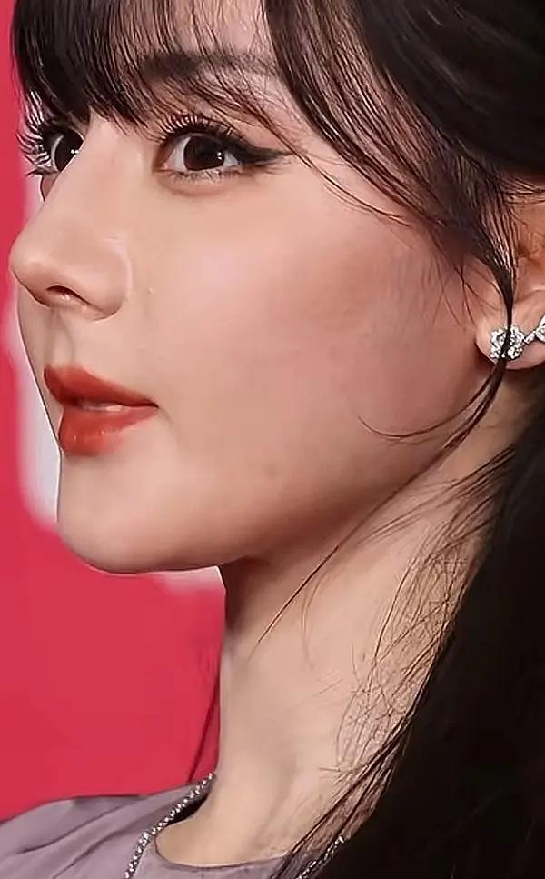 突然发现热巴和张雨绮越来越像了，脸颊鼓鼓的，整个人感觉肿肿的。

我觉得春晚就不