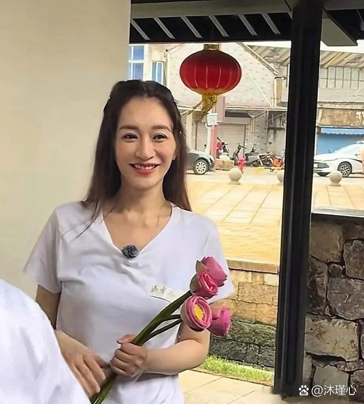 没有网上夸的那么年轻漂亮，一看就是五旬老太，还没路人年轻！ 