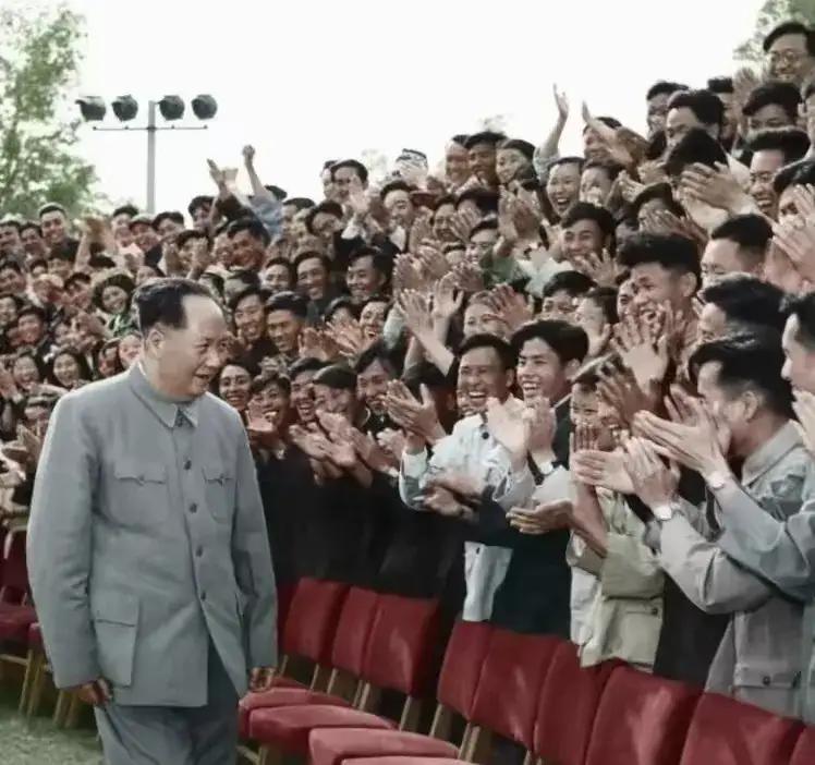 人民群众的亲人，
就是无产阶级领导的革命者！
没给子女后代留下房产，
没给子孙后