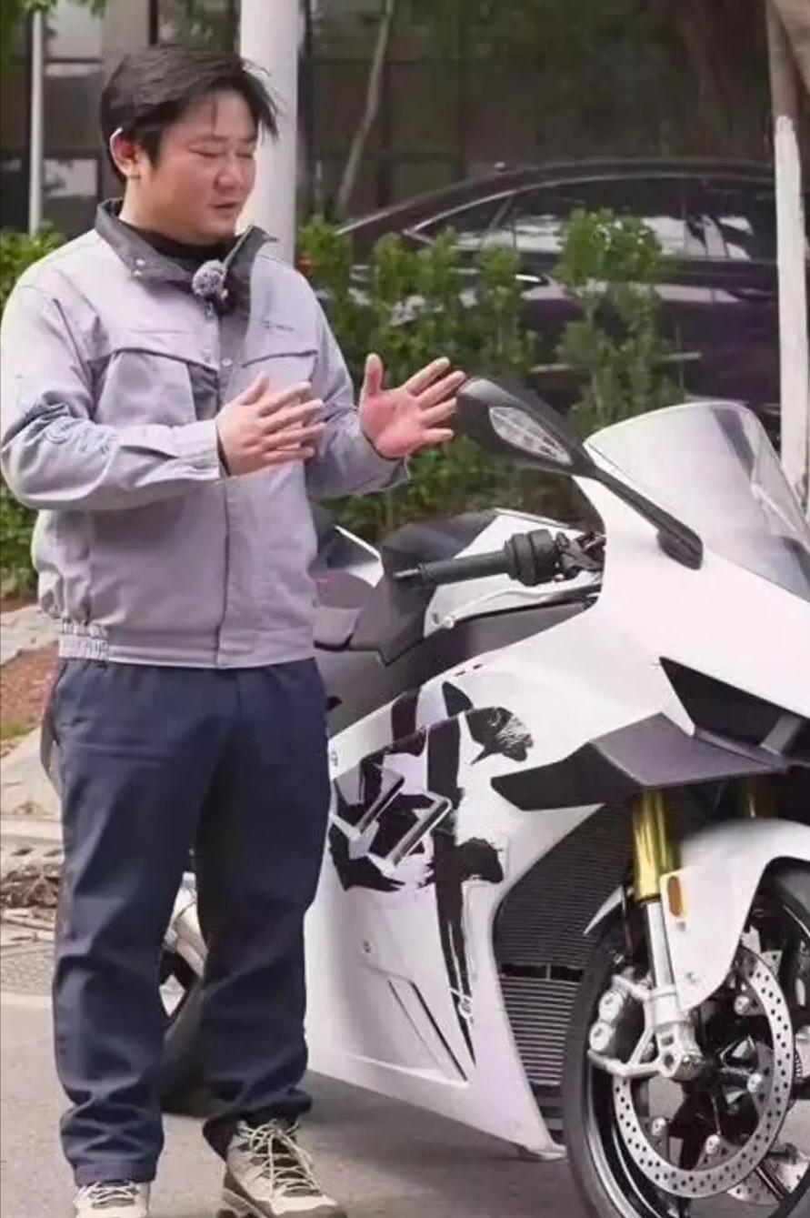 张雪，一个拿着两万块钱，就敢开厂造机车的人，要碾压雅马哈本田，哪里来的勇气，他老