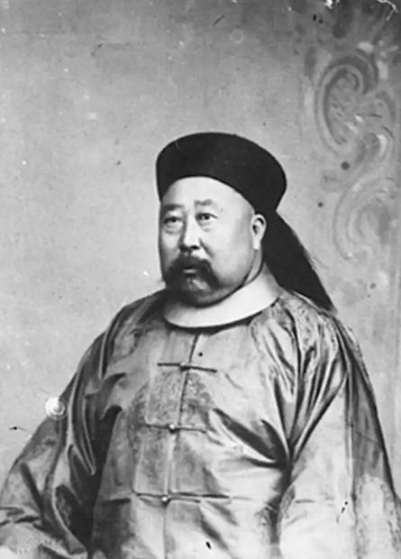 1900 年八国联军侵华，直隶提督聂士成率军驻守天津八里台奋勇抗敌。他亲临前线浴