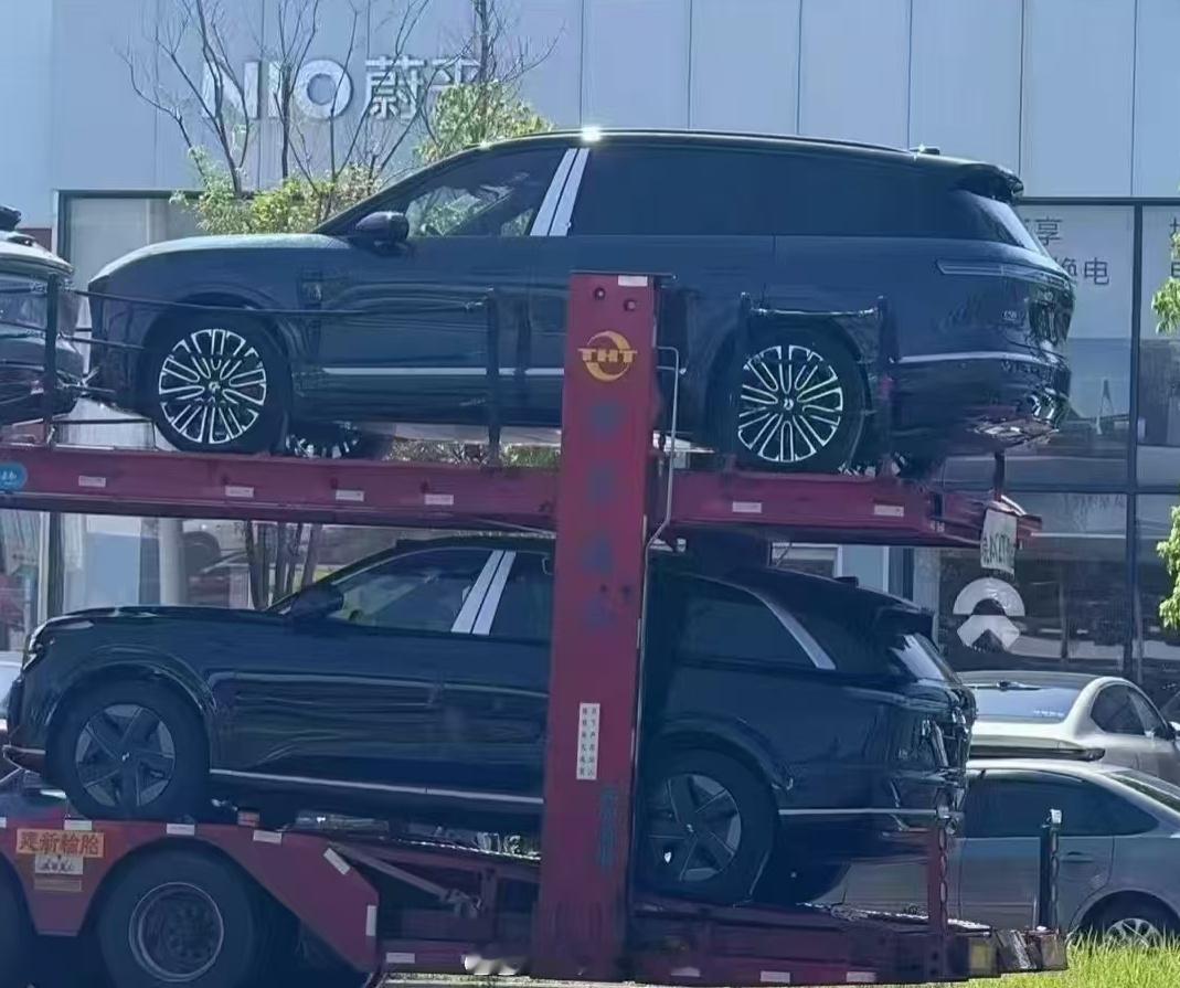 蔚来第三代es8 难得网图，侵删一有对比，就很明显了上面那个设计，充满了一朝被蛇