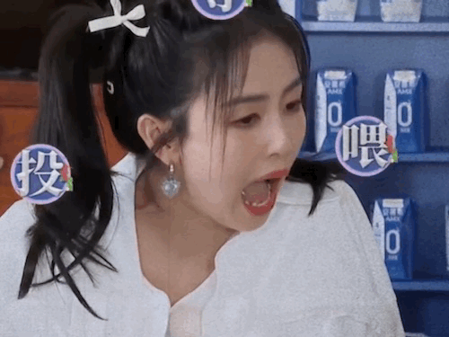 白鹿张大嘴巴特别想要吃，她应该忘记了自己是个大美人了！白鹿实况图 白鹿造型图片 