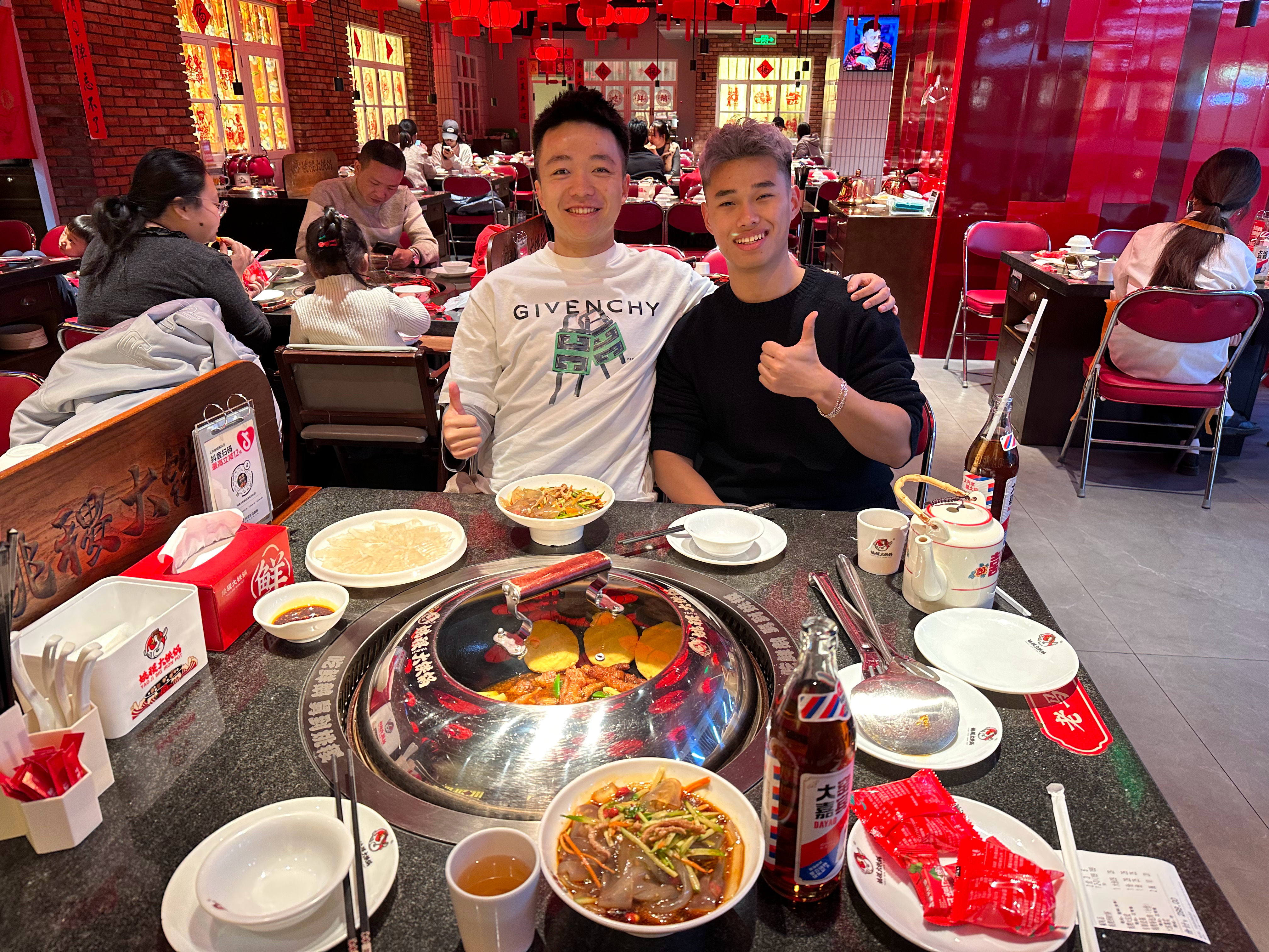 今天机长同学来找我，带他马萨一口 东北铁锅炖，那嘎达的菜还是香