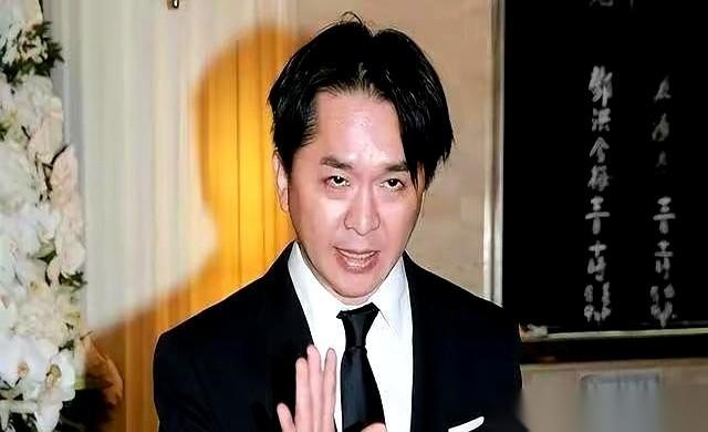 三个女人跟同一个男人过日子，住同一栋楼，几十年没撕破脸。
你以为是古代后宫？不，