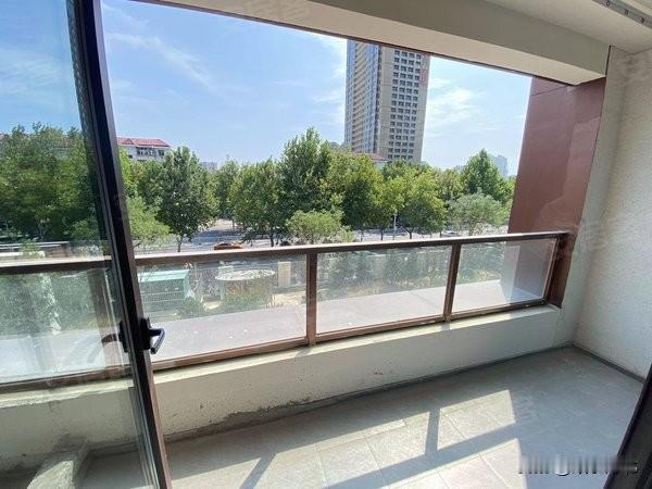 2019年5月13日，经过53轮竞价折腾，当时的润江集团和亨伦地产联手出击，用1