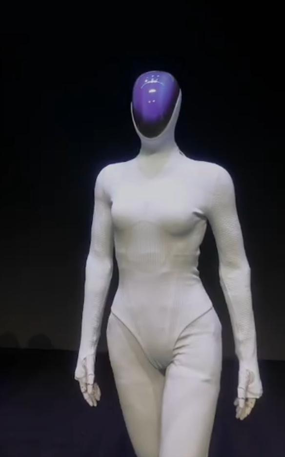 我们与机器人
美国俄亥俄州正推进一项新法案，其核心是明确禁止人类与机器人结婚。