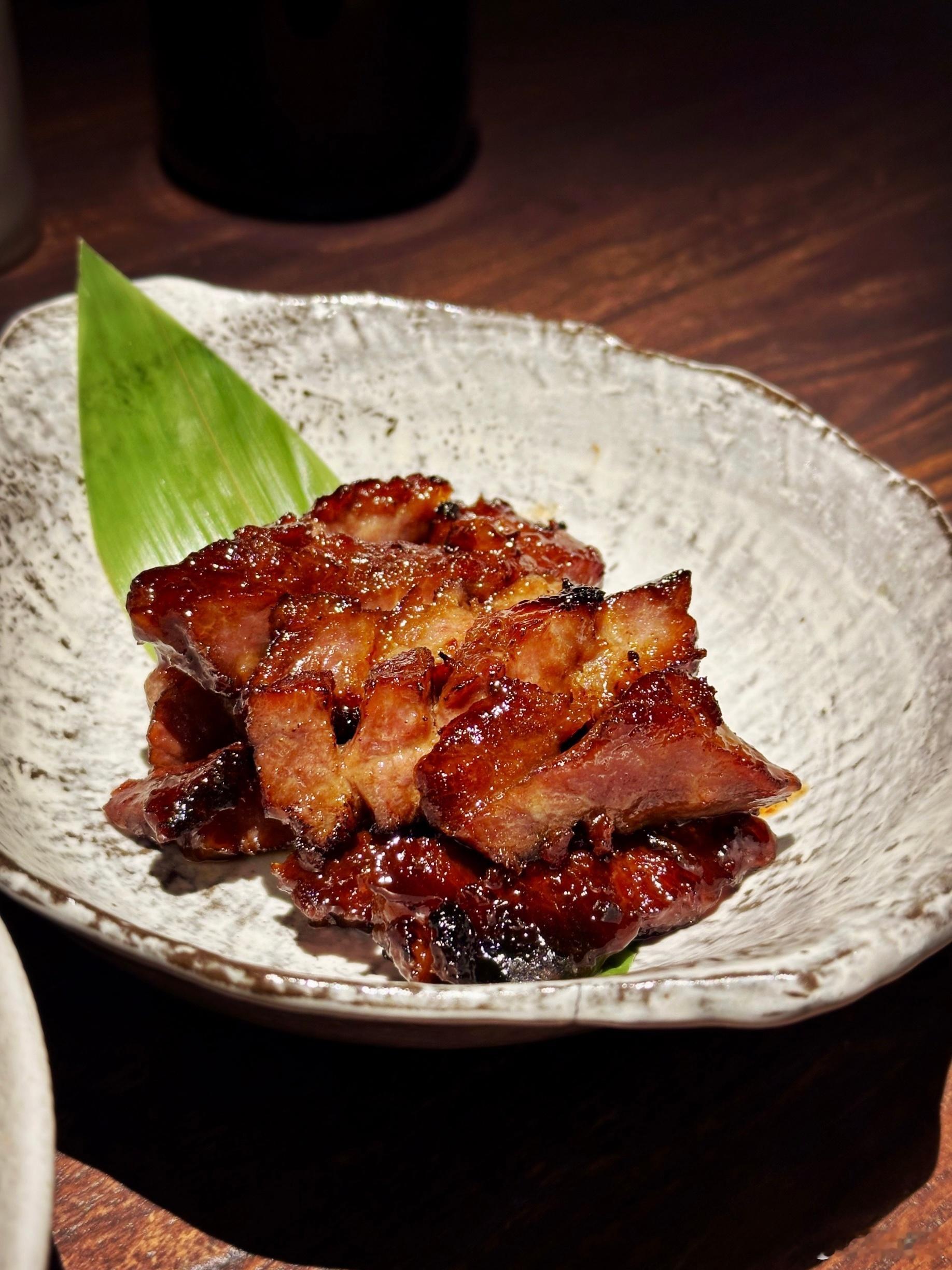 自慢请了新的烧鸟师傅，据说上海滩数一数二。小葱鸡肉串这样烤法的倒是第一次。美味。