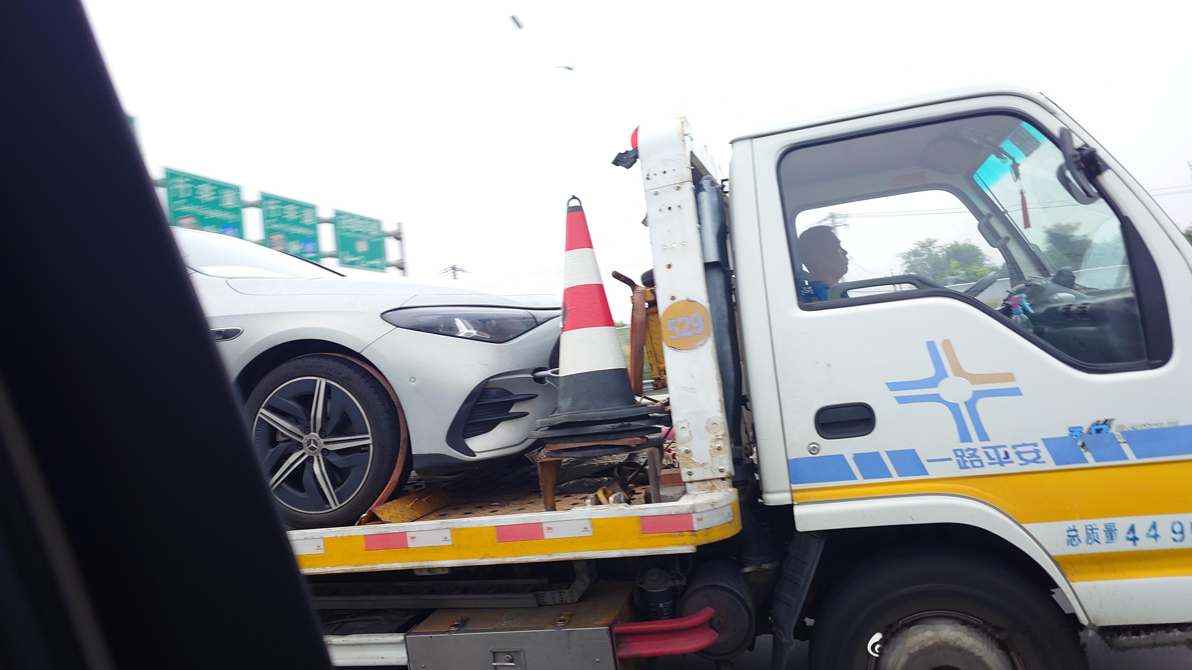南五环偶遇国产奔驰CLA 200L 的测试车。说实话，这造型，尤其是前脸我还是无