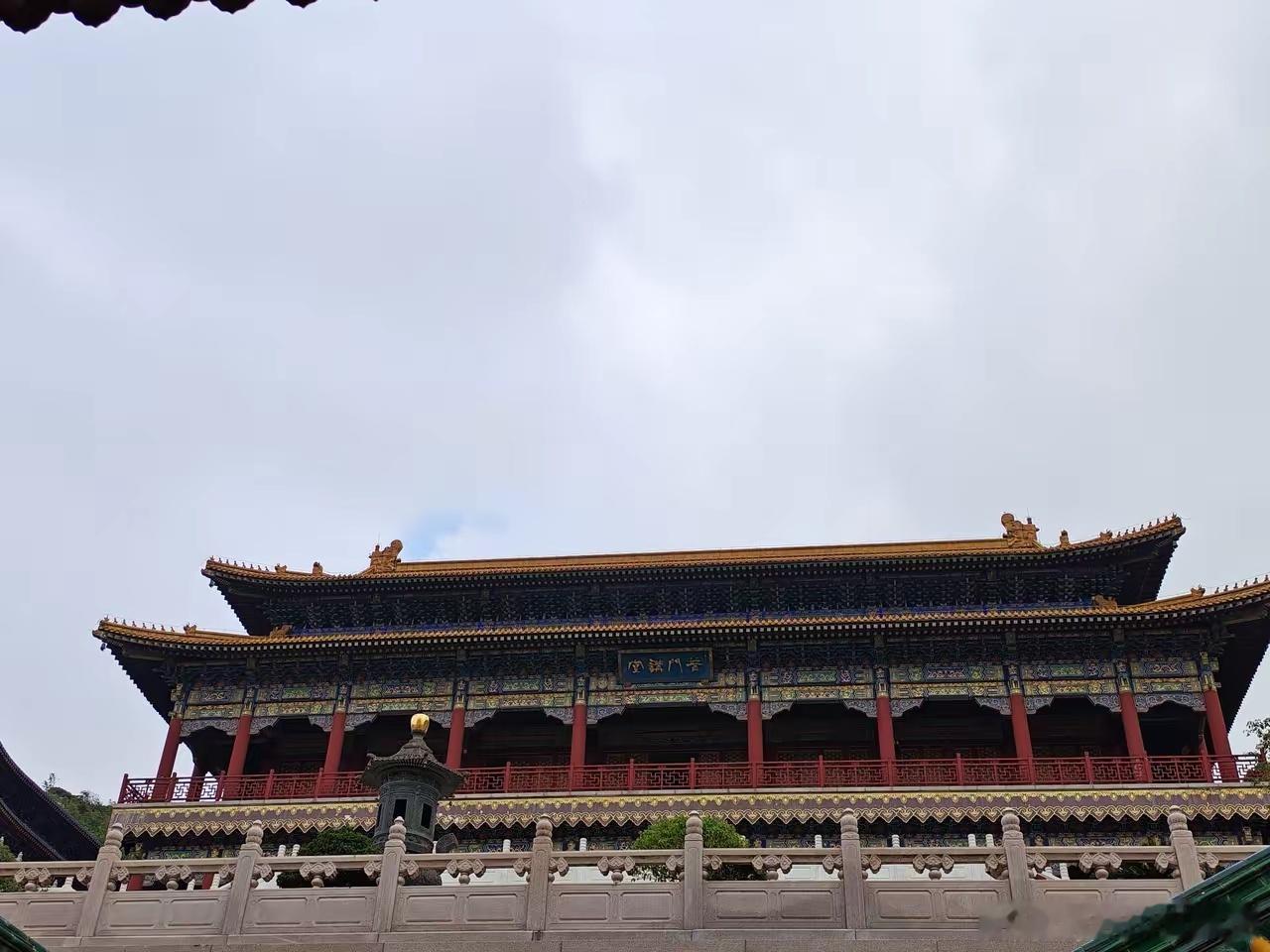 此处最清凉 宝陀讲寺   坐落于普陀山东北龙头山麓，在旧庐干庵遗址上兴建，被称作