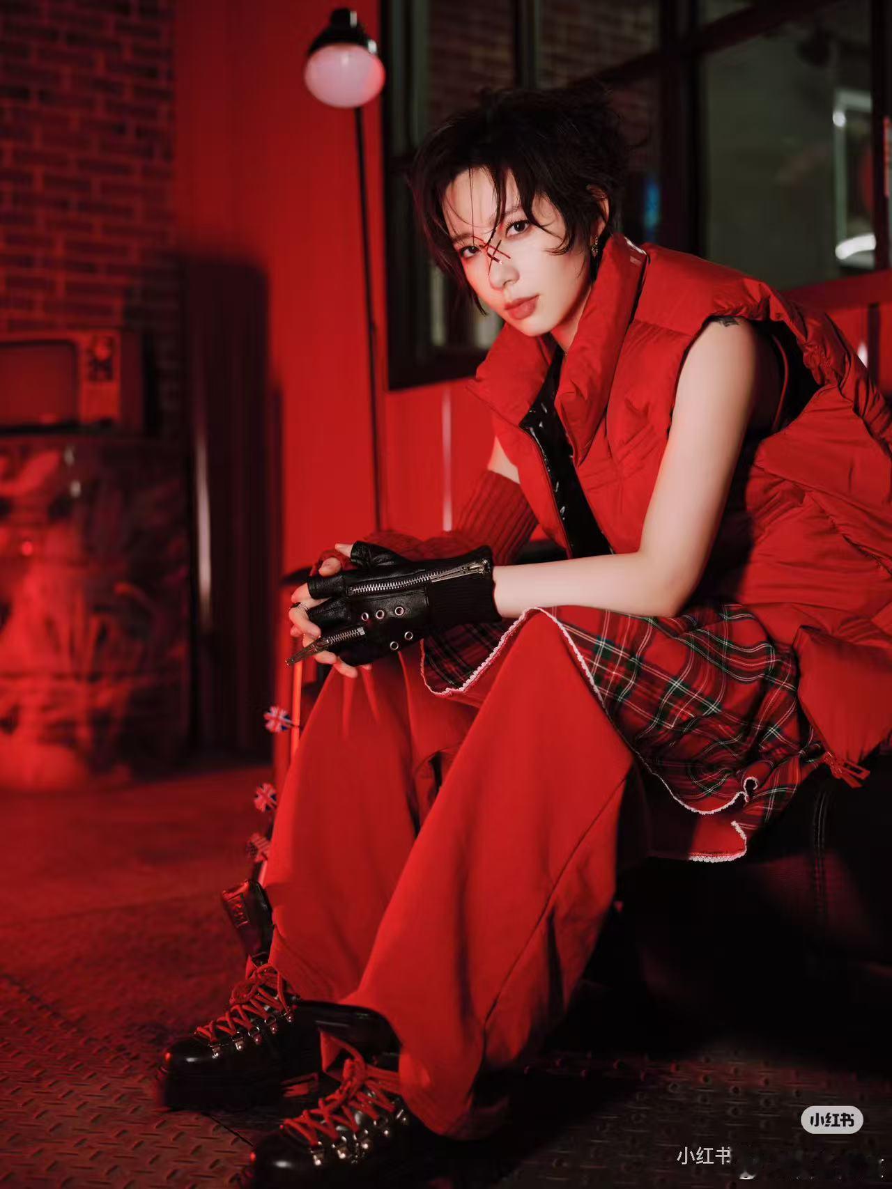 李斯丹妮在洛阳体验簪花李斯丹妮酷酷的风格很好啊。 