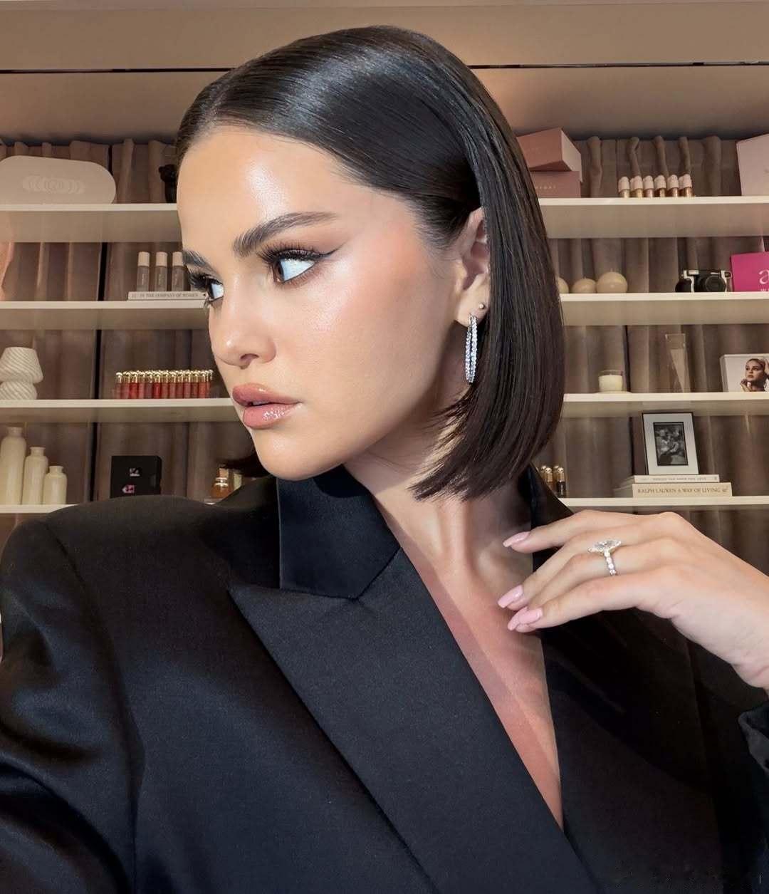 selena gomez赛琳娜戈麦斯昨天出席rare beauty入驻ulta 