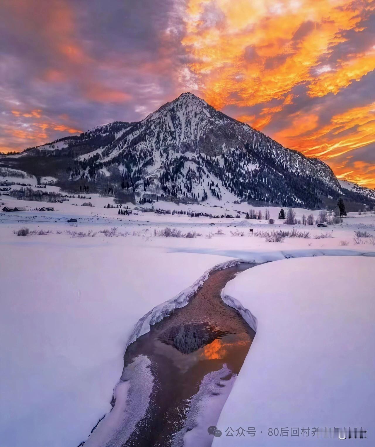 上联:高山不语藏灵气
下联:厚土无言载物华
横批:厚德载物