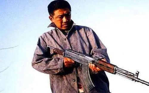 “我宁可重拍，也不会让他得逞！”2000年，导演陈国军筹拍《末路1997》，没想