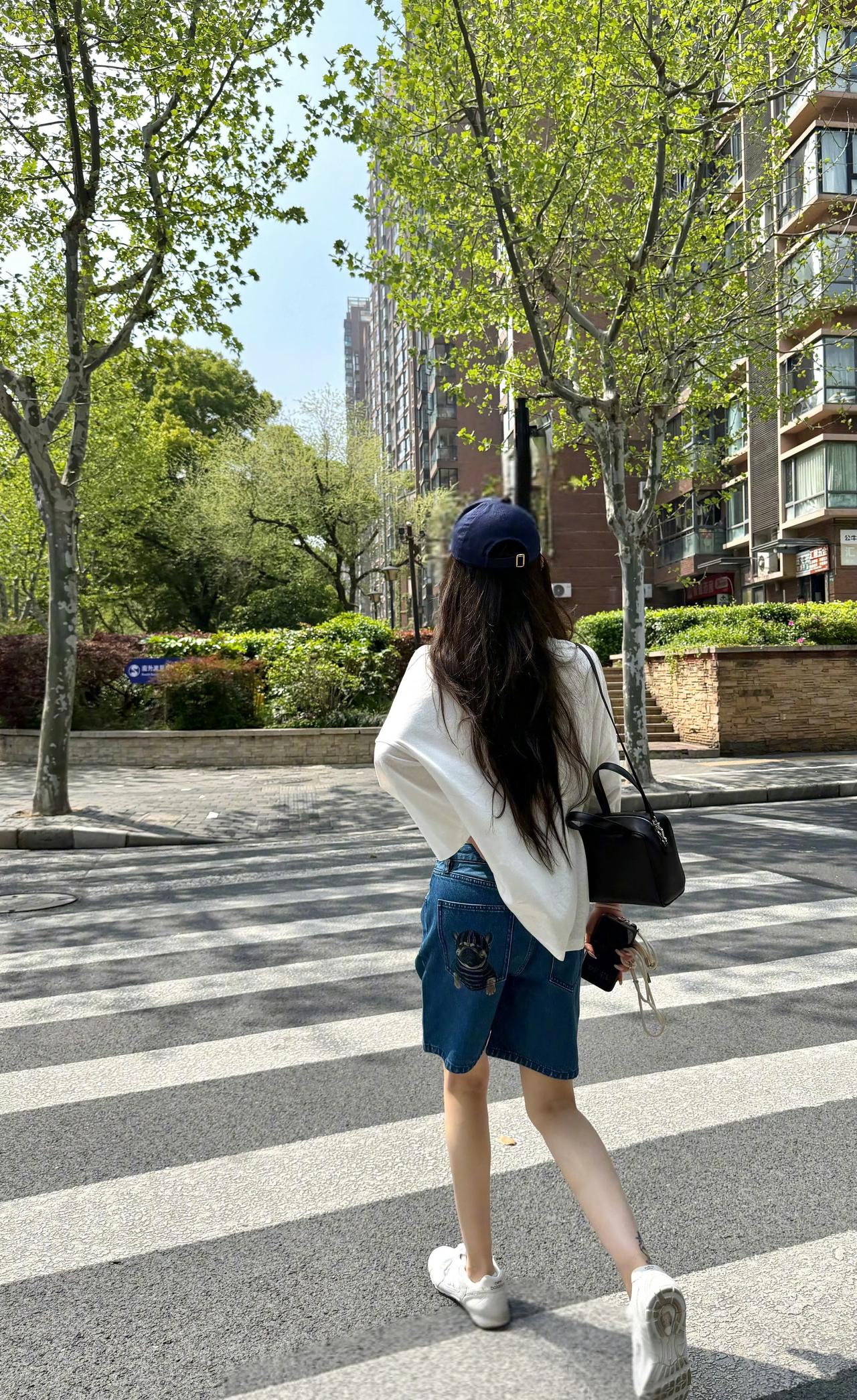 被问爆的夏日懒人穿搭！白T+牛仔中裤，简约又时髦，小个子也能轻松驾驭🤌