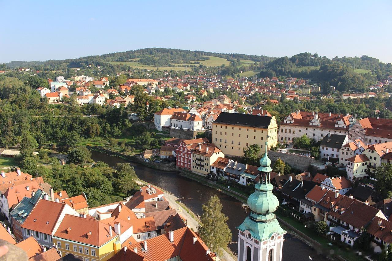 携程存在的意义到底是什么？旅游刚需该怎么解？在线旅游行业的快速发展中，携程平台始