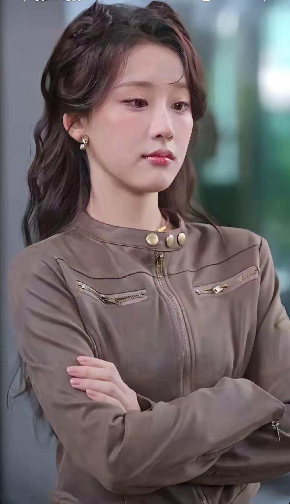 短剧看了很多，原来她们是两个人，实在太像了张晋宜 和 。两个都是大美女，短剧里美
