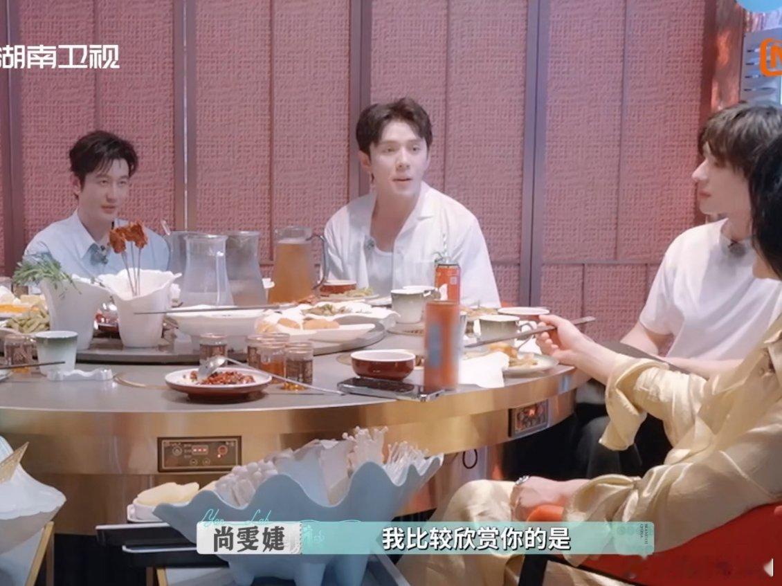 李佳琦承认自己很内耗巴黎合伙人真是理想中的上班搭子了！大家会看见彼此的优点，心疼