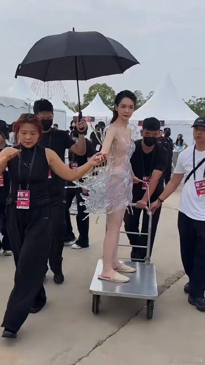 戚薇 用小推车推着走红毯 真的服了她的时尚表现力，别人穿3D打印的衣服容易显生硬