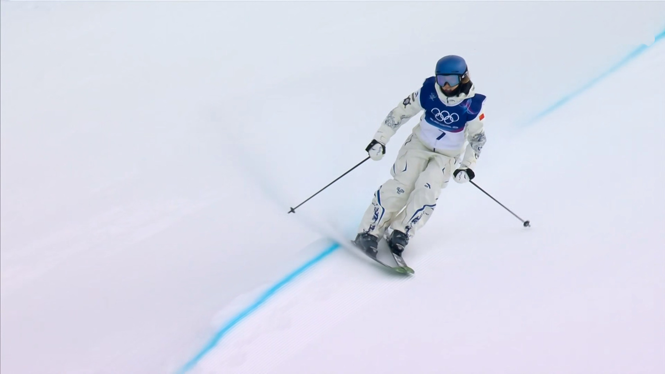 谷爱凌青花瓷龙战袍绝美 青花写意，龙纹驭雪！安踏将千年东方美学织进冬奥战袍，以瓷