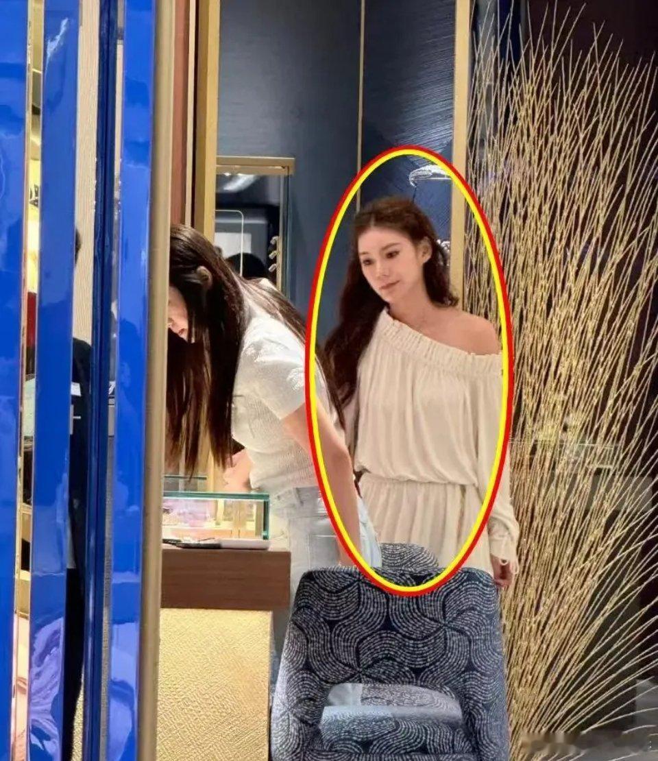 原来，马筱梅路人视角是这样的….本人明明比照片还美啊，怎么这么好看啊，脸巨小！！