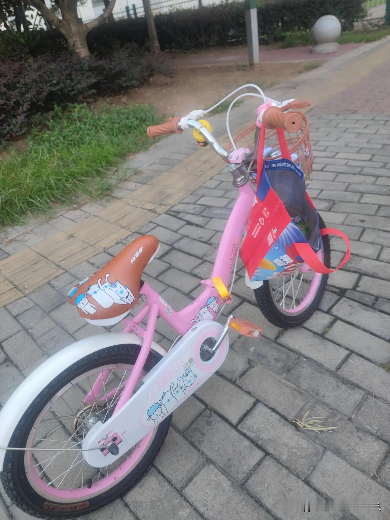 你家小朋友也这么护食吗

拆了一袋小面包，里面有大概6、7个，跟娃说，给我一个，