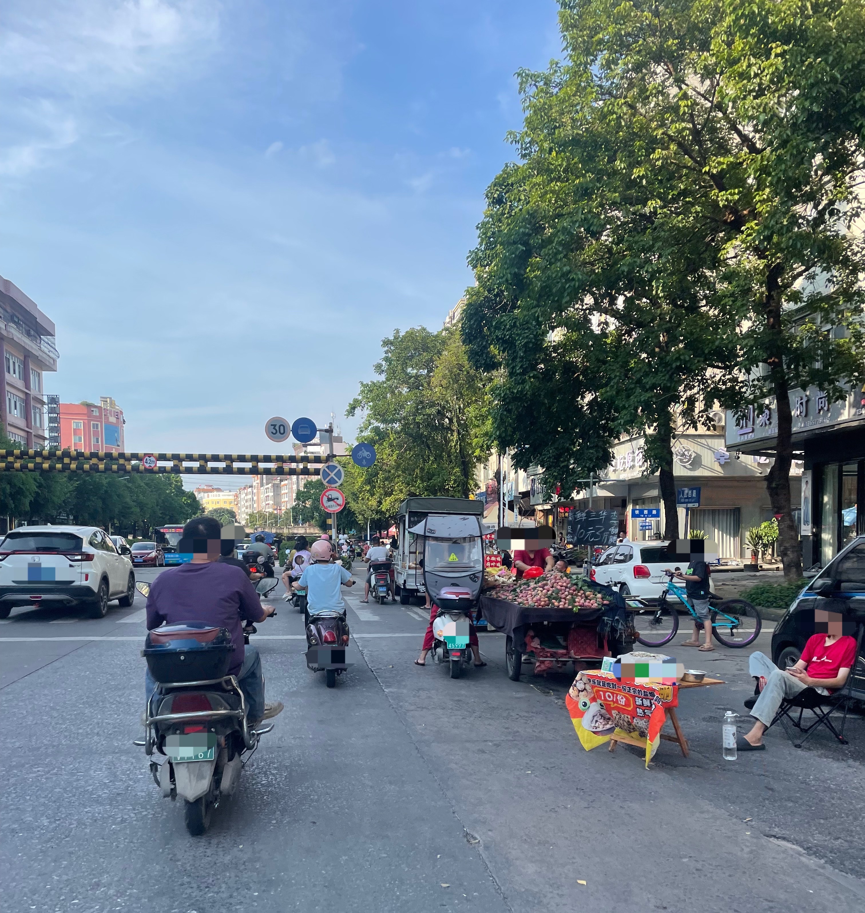 7月27日，网友反映：玉林人民西路小货车水果摊在路上占道摆卖。天天这样，严重影响