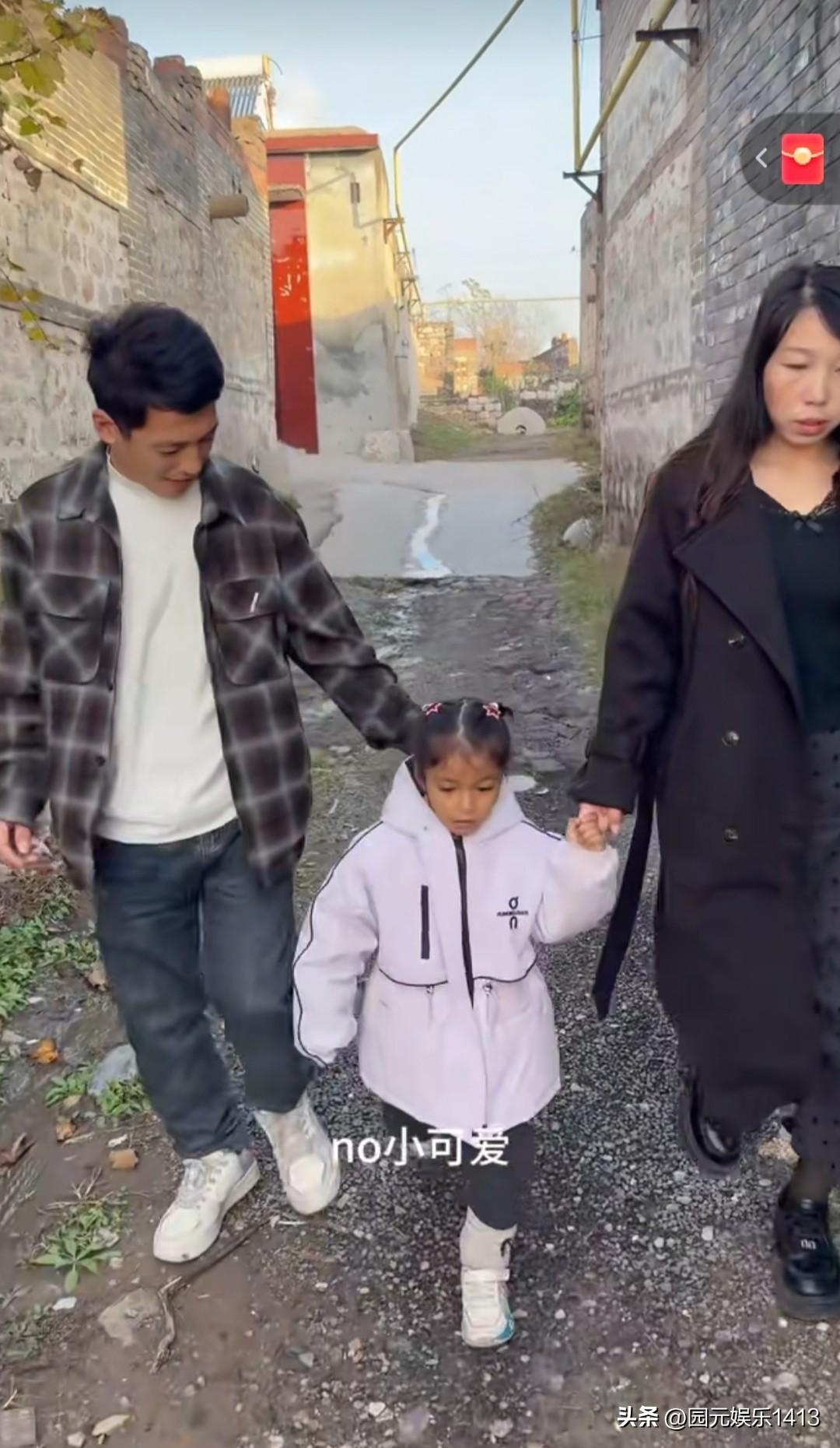 。
       超群今天更新的视频也是送安娜去幼儿园。今天安娜幼儿园也没有哭闹