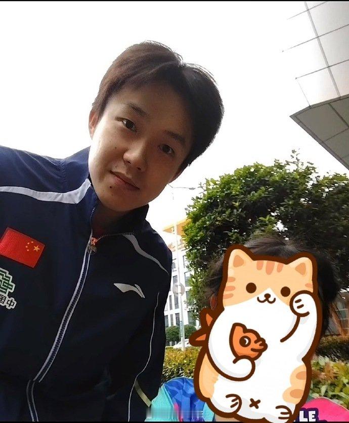 王楚钦独特合照视角 赛场上，他是世界第一，是气场全开的冠军；可当镜头对准他与孩子