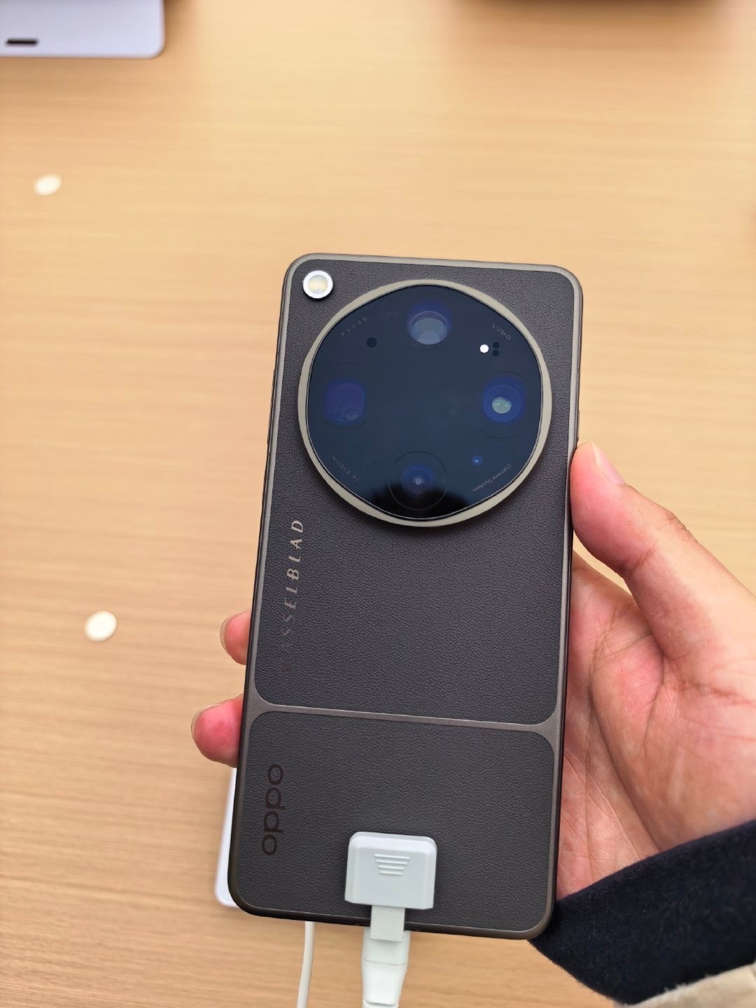 OPPO Find X9 Ultra线下有真机了，摆出来的就是素皮这款，后置摄像