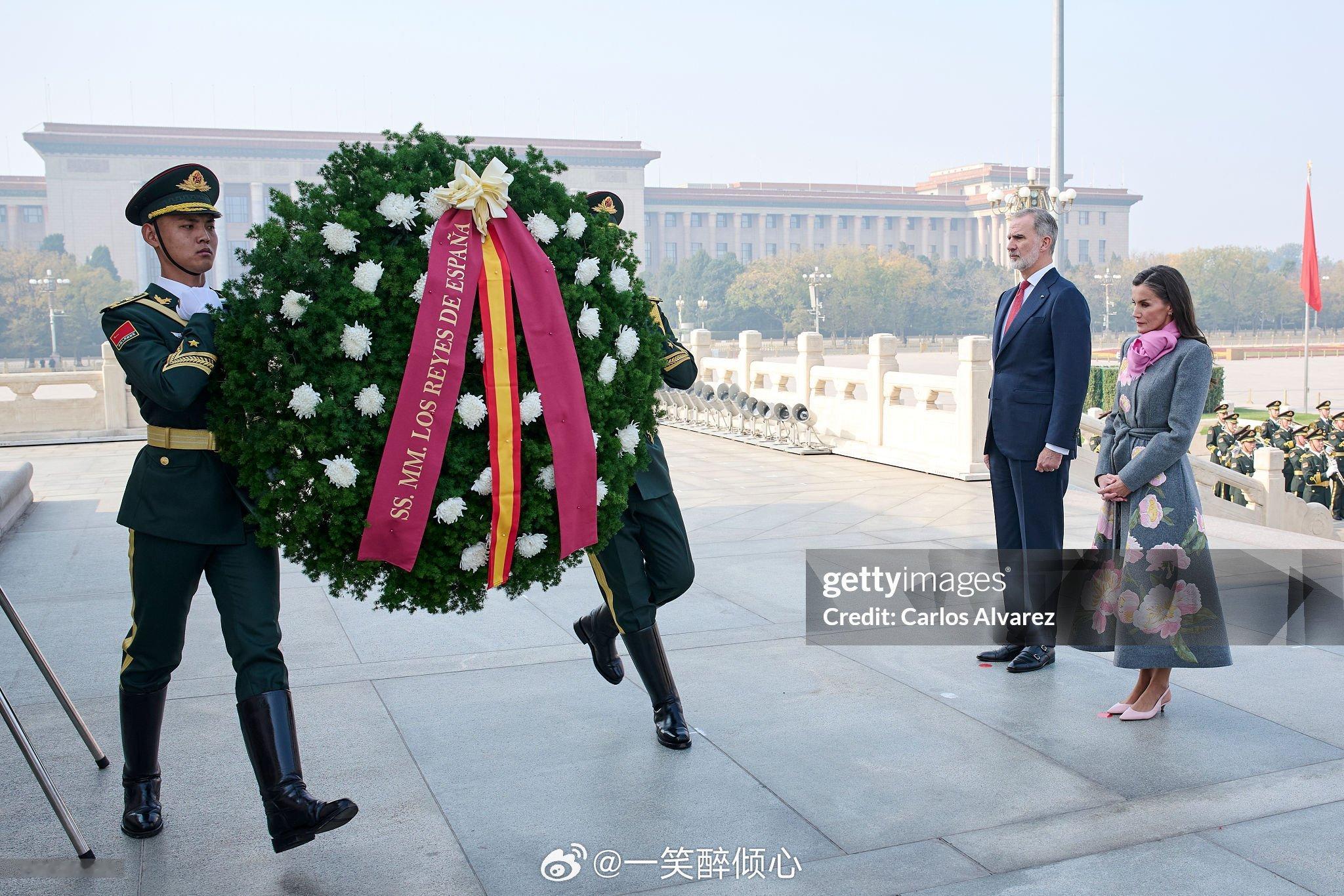 🇪🇸虽然但是，莱后不穿Carolina Herrera家灰色长大衣的话，我个
