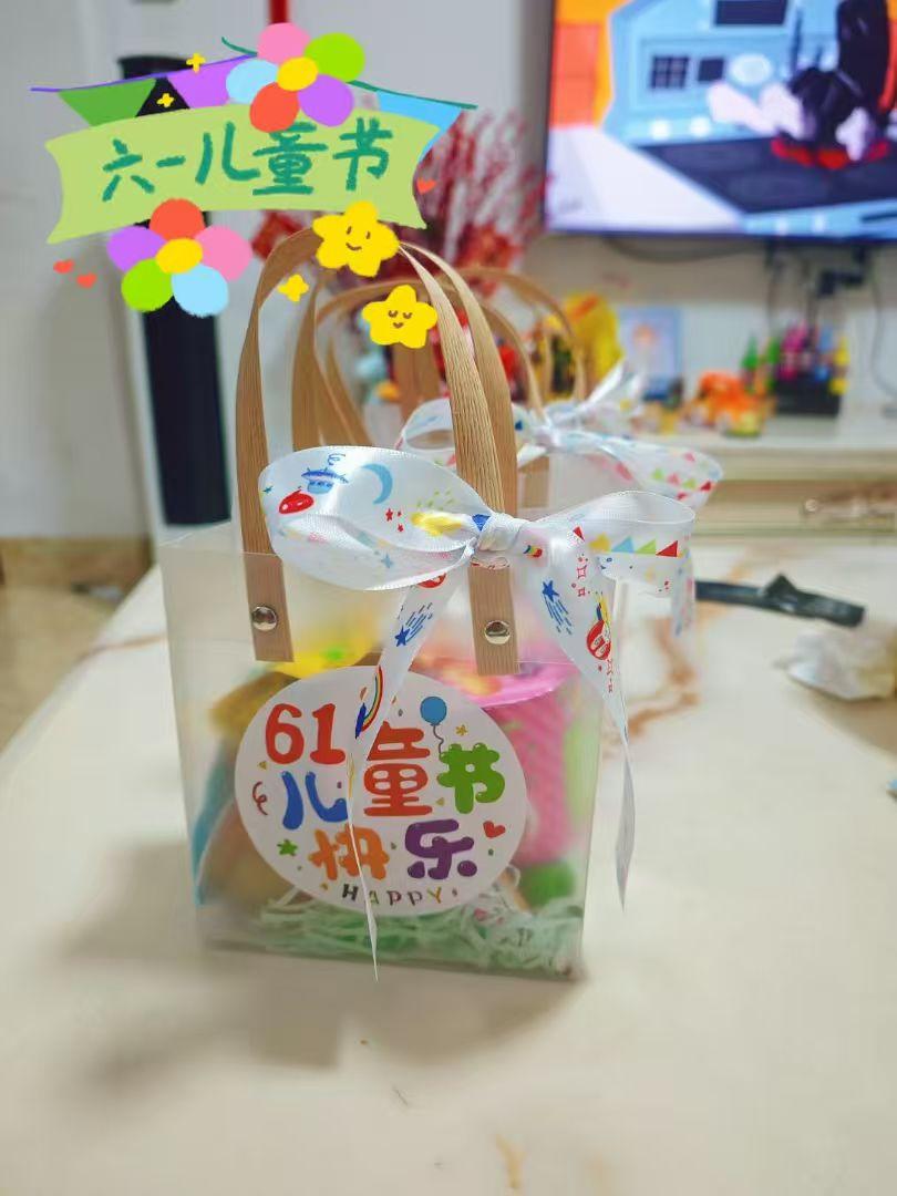 早呀！六一儿童节快乐～

大朋友小朋友们～
六一儿童节快乐～
给自己来一个儿童节