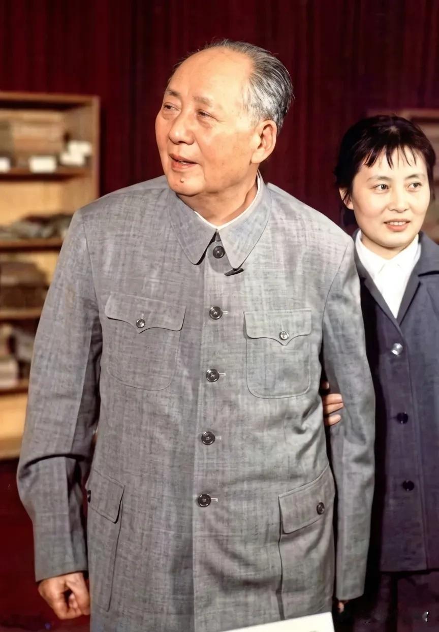 毛主席一生波澜壮阔，毕生为国为民奋斗，功绩永为人民铭记敬仰。