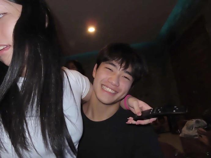 曹格儿子宣布恋情 印象中还是那个跟在姐姐后边的小屁孩[允悲] ​​​