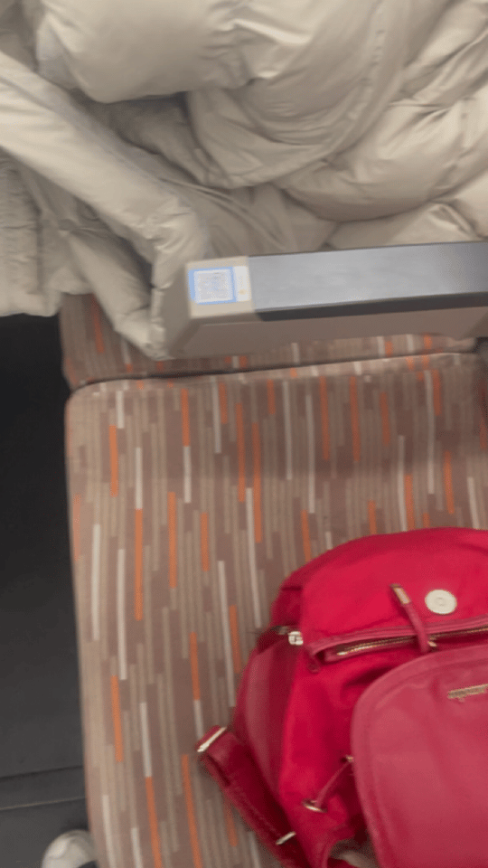 高铁行驶途中，我正想闭眼休息，可万万没想到：此时突然从后面喷射过来一股液体，瞬间