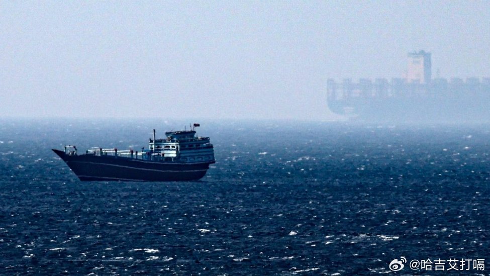 凤凰新闻【伊朗正起草法律，对通过霍尔木兹海峡的船只征收通行费】3月26日，据伊朗