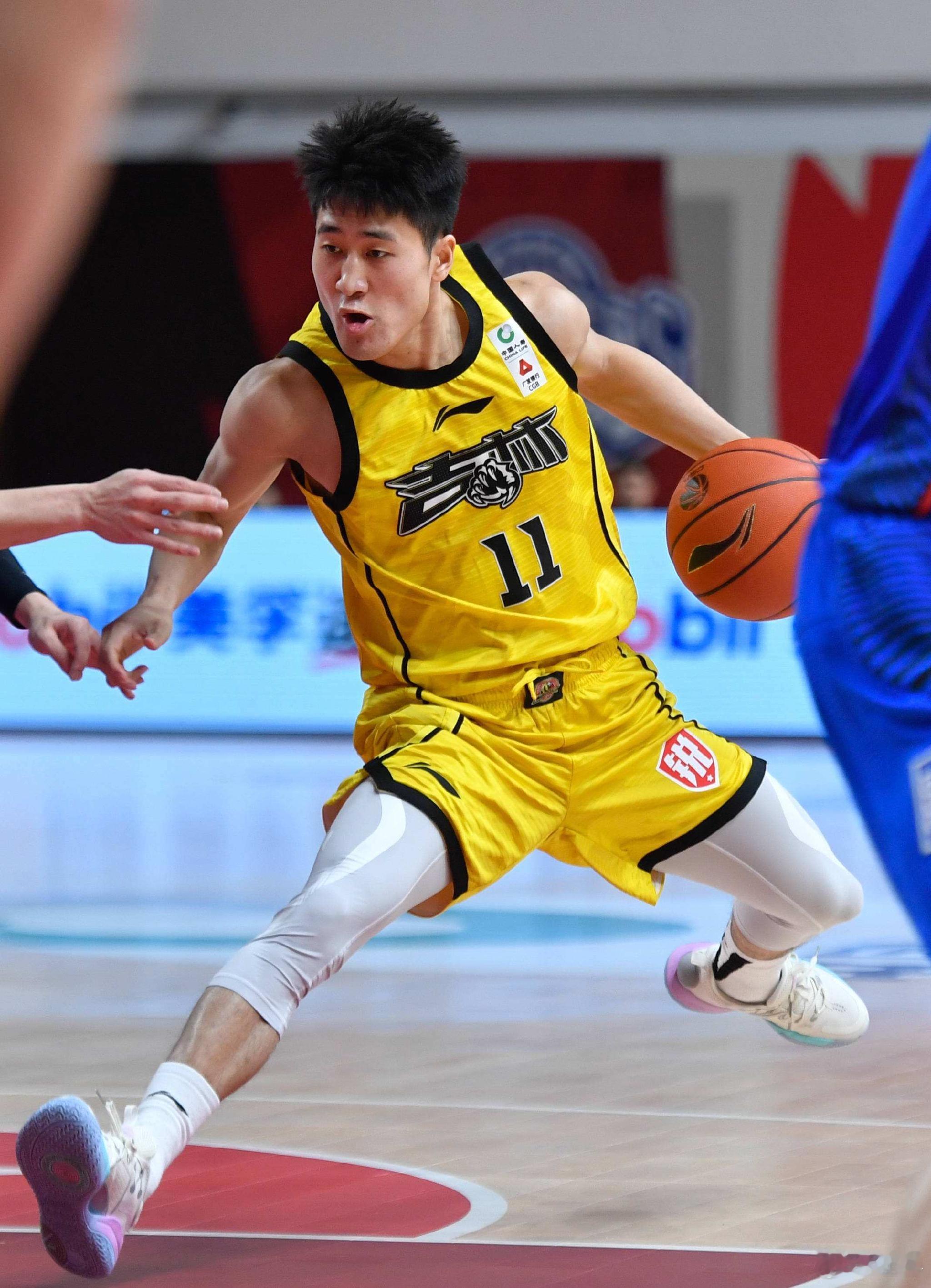 我勒个万箭穿心三分雨啊，吉林队这是攒了多少准头照着广厦一顿射啊。10分钟一节半场