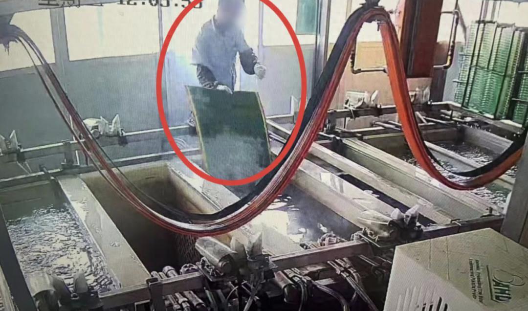 “胆大包天！”2025年7月，江西吉安，一名男子利用职务之便，用镍块和鱼线盗窃车