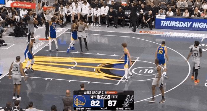 霸气！文班亚马无视追梦完成隔扣！
在今天NBA季中锦标赛勇士对阵马刺的第四节比赛