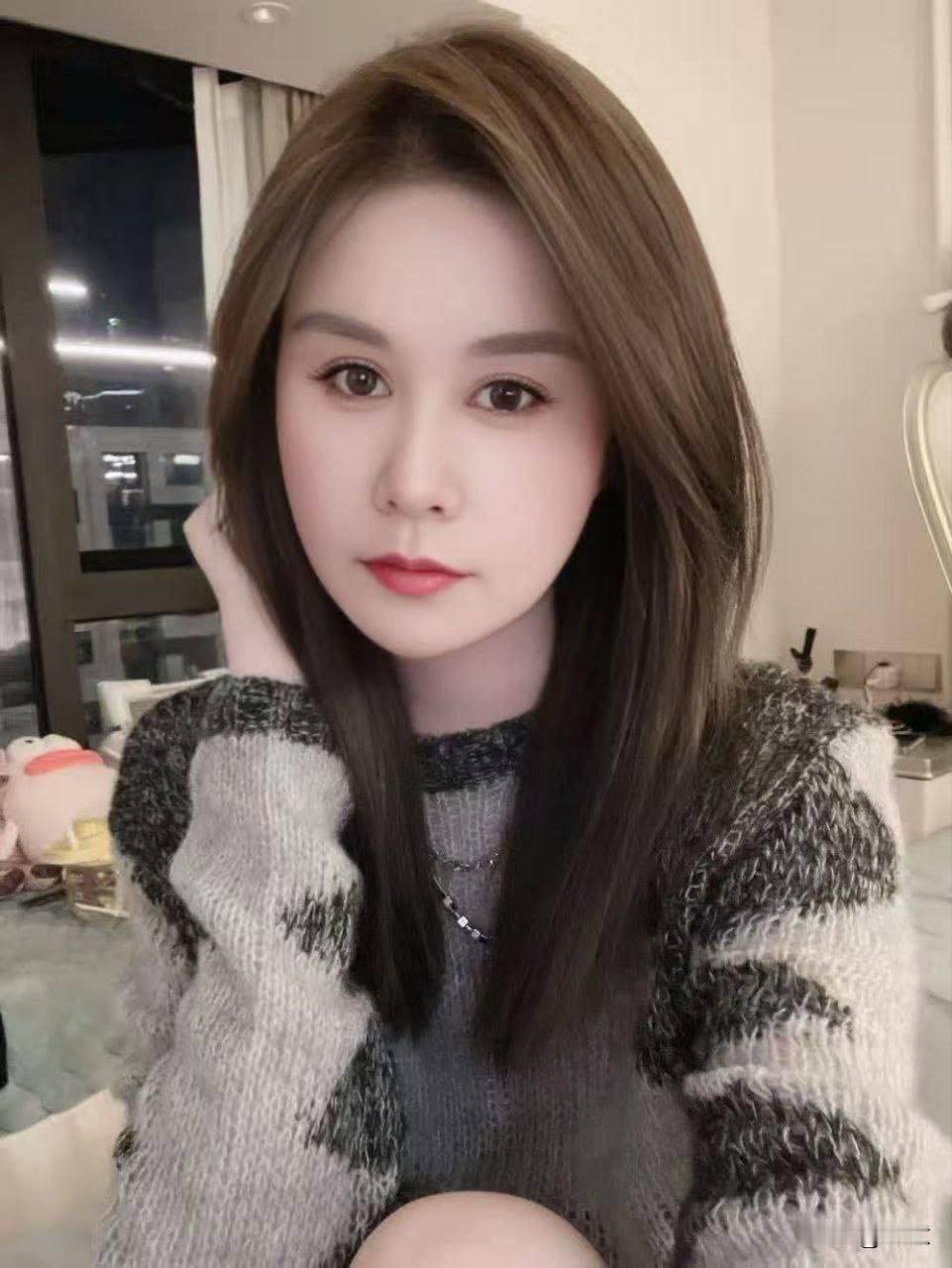 ​什么是“初恋感”？看她眼神里的那抹忧郁，清纯动人，直击心灵！中年女人真有那么大