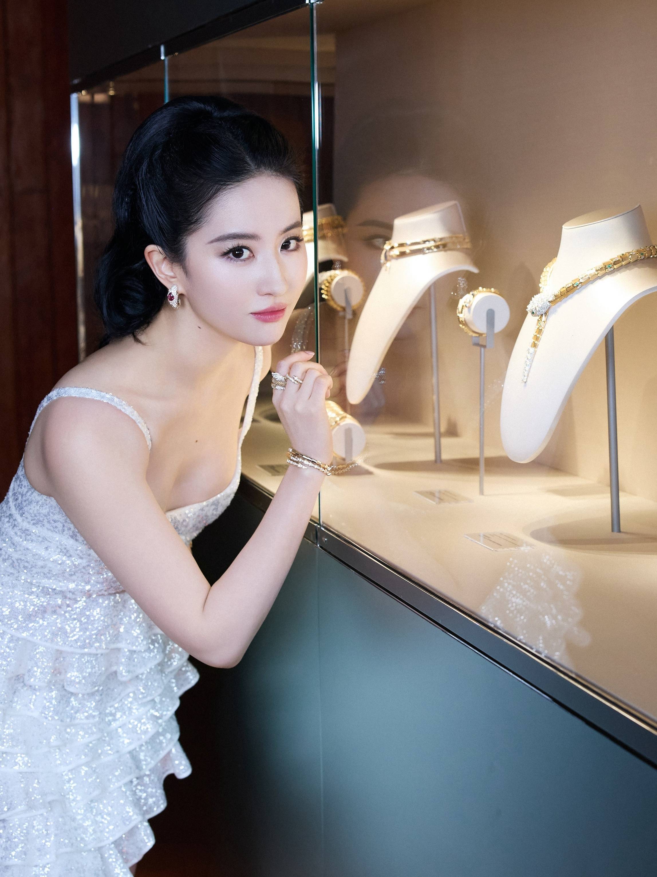 BVLGARI 宝格丽“ 灵蛇·生生不已（SERPENTI INFINITO） 