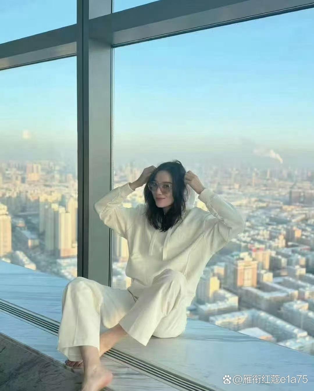 宋佳的玉足线条精致秀气，形态优雅舒展，美得刚刚好 