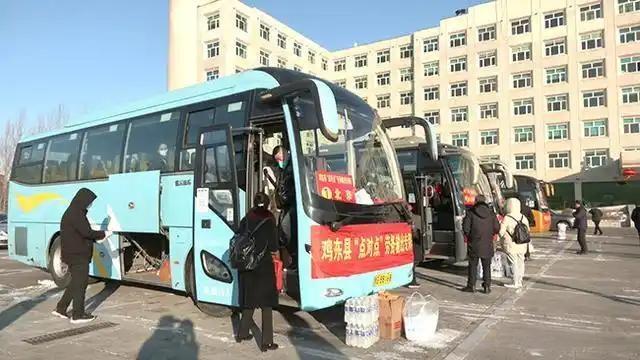 震撼！青海老板娘追停返乡大巴，撒钱行为引爆全网：这就是成功密码？
   这场突如