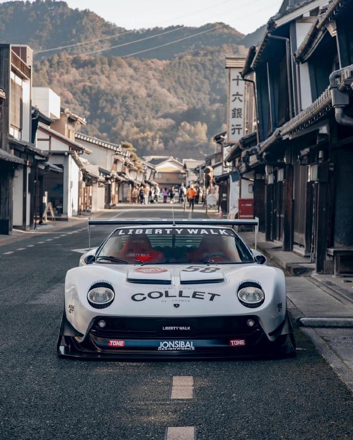 纯白 LB Miura 停靠古街，复古赛事涂装自带故事感 