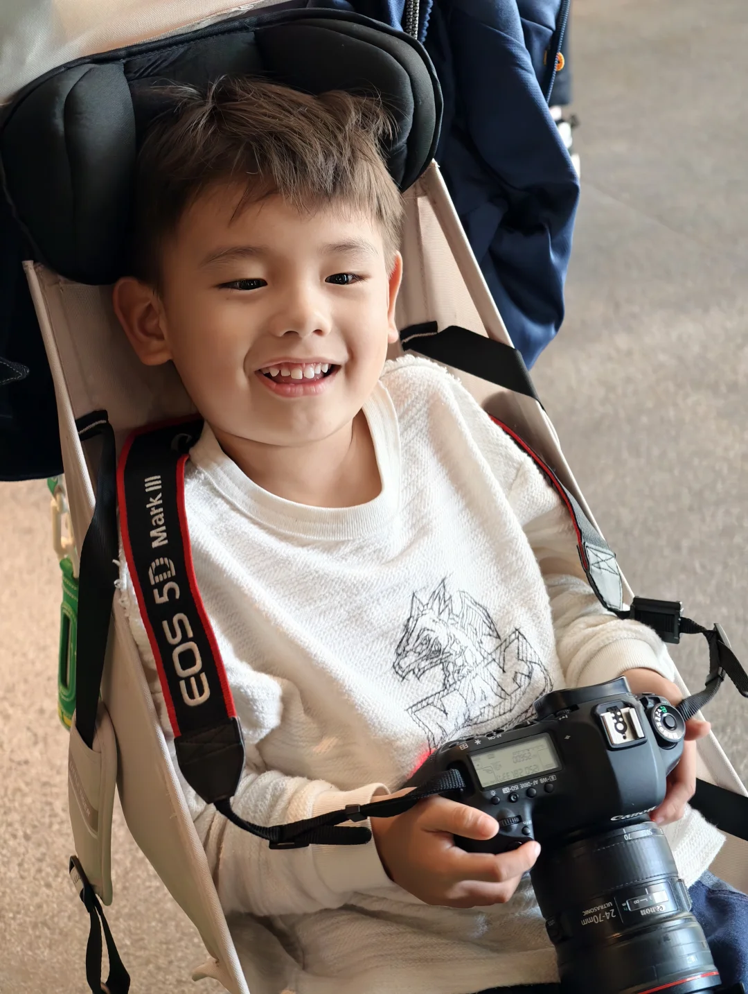 第一次拿相机的男孩，有点帅哦📸