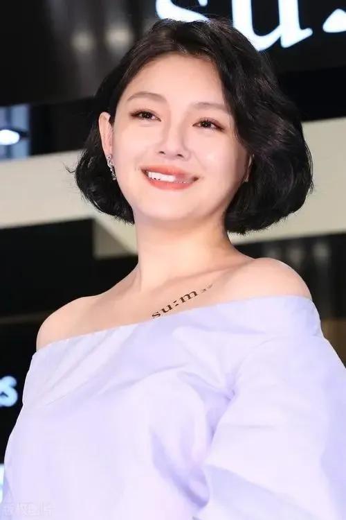 #45岁大s近照状态# 大S，这位昔日的荧幕女神，内心真的很强大。面对生活的曲折
