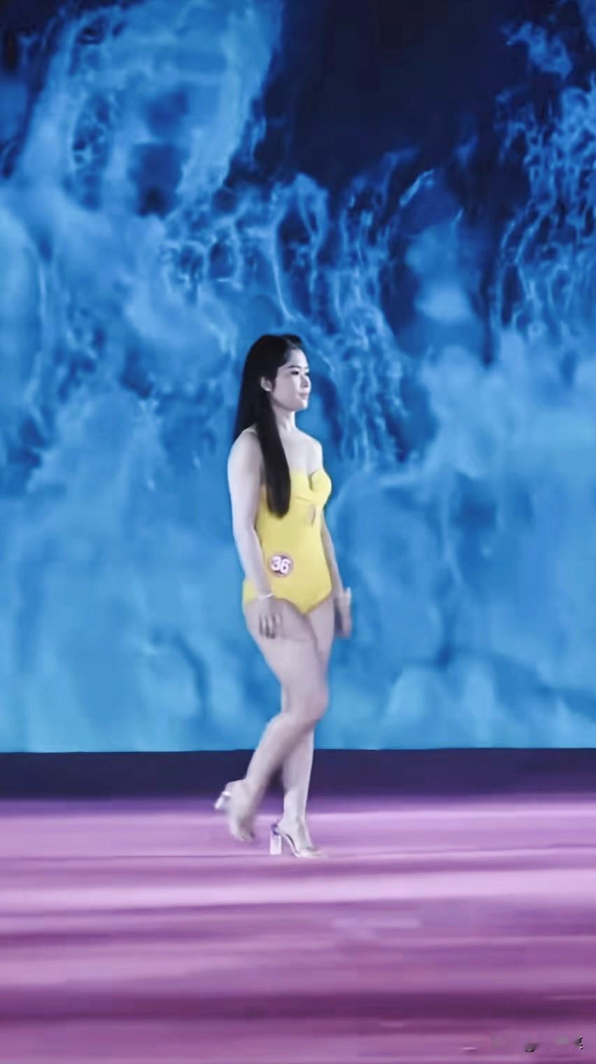 什么叫“美”?
美，不单单是具有漂亮的脸蛋和婀娜的身材，其实美更需兼具出色的才华